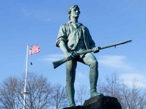 Estatua del Minuteman en Lexiington verde de la batalla